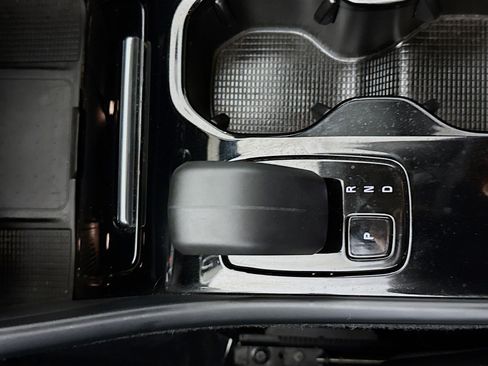 Used 2022 Volvo XC40 P8 Recharge Plus image 20