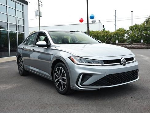 Used 2025 Volkswagen Jetta SE FWD image 3