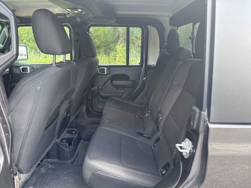 Used 2022 Jeep Gladiator Sport AWD/4WD image 9