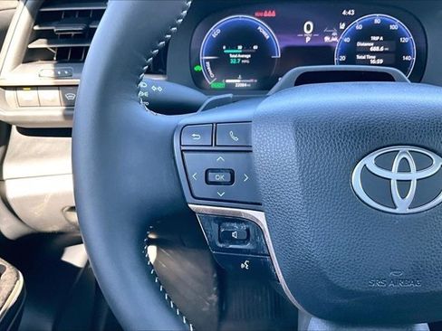 Used 2025 Toyota Crown Signia w/ Advanced Technology Package AWD/4WD image 11