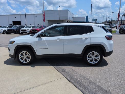 Used 2024 Jeep Compass Latitude AWD/4WD image 4