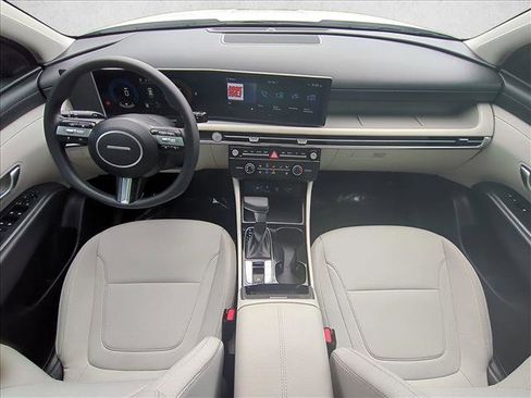 Used 2025 Hyundai Tucson SE image 15