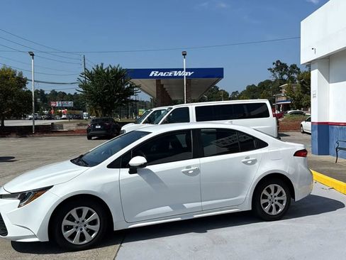 Used 2025 Toyota Corolla LE image 5