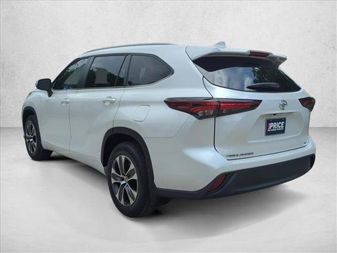 Certified 2024 Toyota Highlander XLE FWD image 7