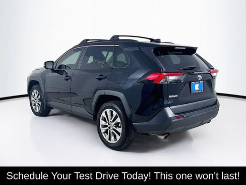 Used 2022 Toyota RAV4 XLE Premium FWD image 5
