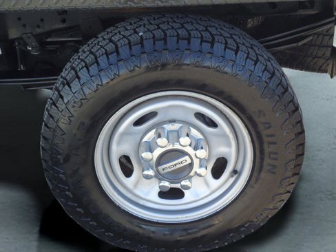 Used 2021 Ford F250 XL w/ Power Equipment Group AWD/4WD image 9