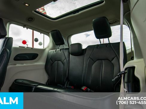 Used 2017 Chrysler Pacifica Limited image 17