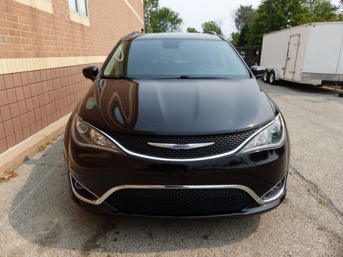 Used 2019 Chrysler Pacifica Touring-L FWD image 6