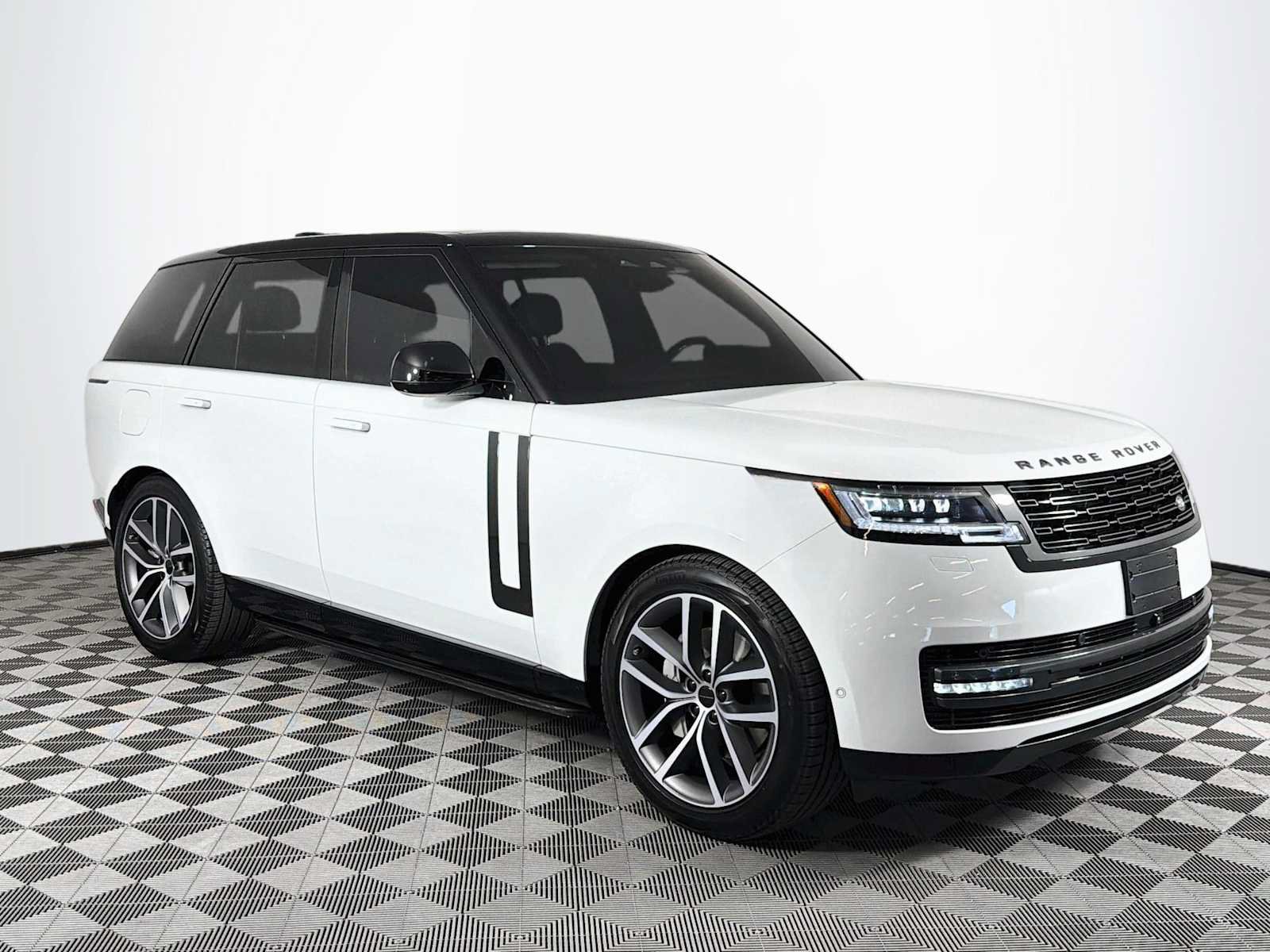 Used 2025 Land Rover Range Rover SE AWD/4WD image 3