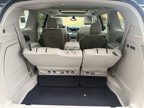 Used 2017 Chrysler Pacifica Limited FWD image 16