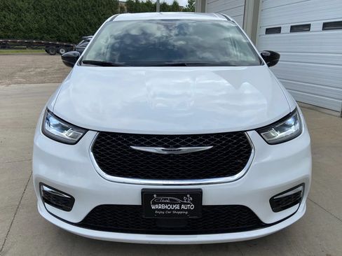 Used 2024 Chrysler Pacifica Touring-L FWD image 3