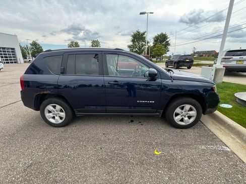 Used 2017 Jeep Compass Latitude FWD image 8