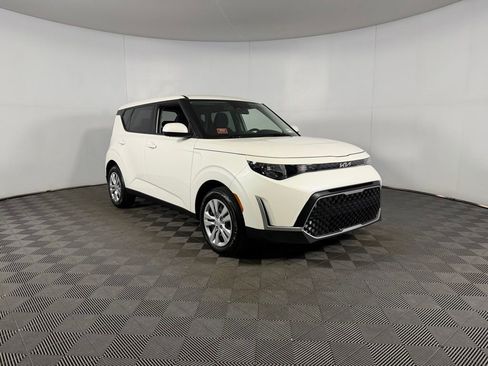 Used 2025 Kia Soul LX FWD image 4