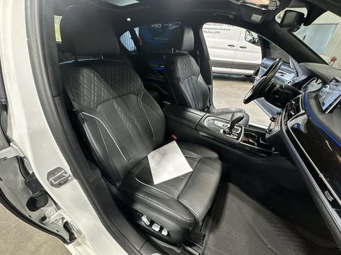 Used 2018 BMW 750i RWD image 32