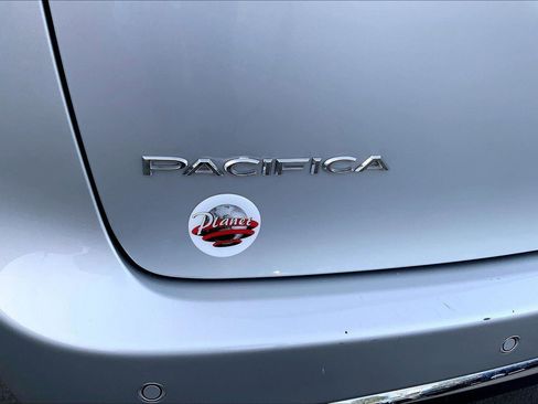 Certified 2024 Chrysler Pacifica Touring-L image 8