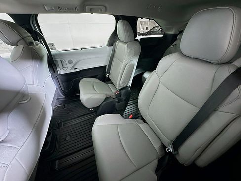 New 2026 Toyota Sienna XLE image 18