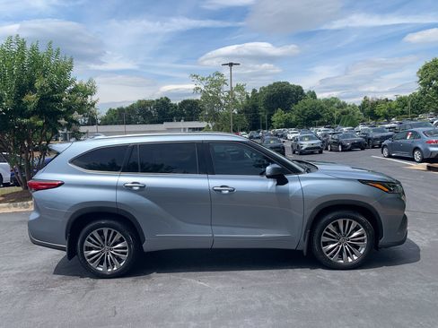 Used 2020 Toyota Highlander Platinum AWD/4WD image 4
