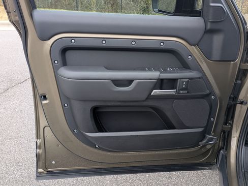 Used 2025 Land Rover Defender 110 X-Dynamic SE image 21