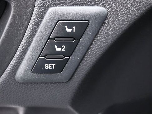 Used 2025 Toyota Sienna Limited image 21