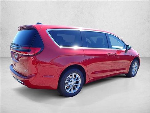 New 2026 Chrysler Pacifica Select image 4