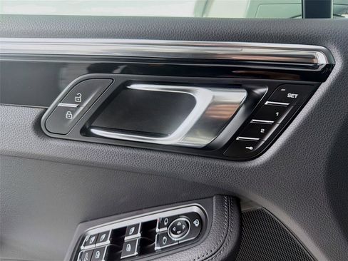 Certified 2025 Porsche Macan image 7