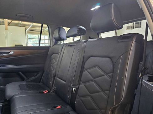 Used 2025 Volkswagen Atlas SE AWD/4WD image 18