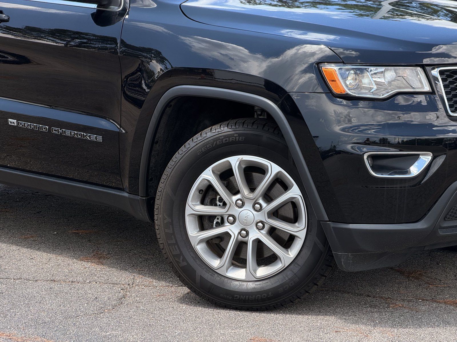 Used 2022 Jeep Grand Cherokee Laredo E AWD/4WD image 3