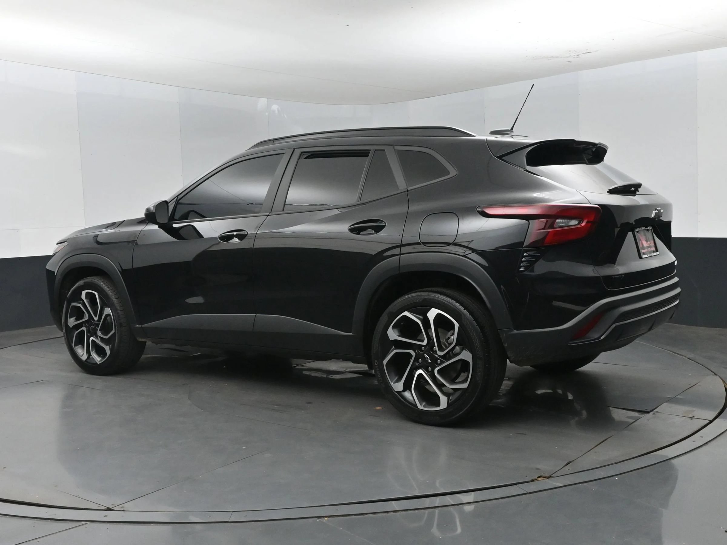 Used 2025 Chevrolet Trax RS FWD image 9