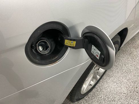 Used 2017 Ford Taurus SE image 13