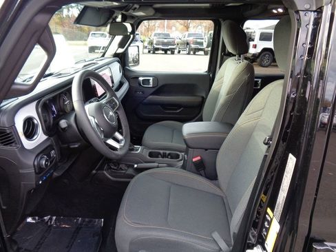 Certified 2025 Jeep Wrangler Unlimited Sahara w/ Safety Group image 9