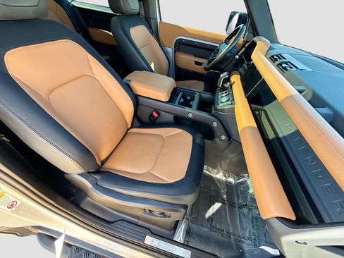 Used 2023 Land Rover Defender 90 X-Dynamic SE image 15