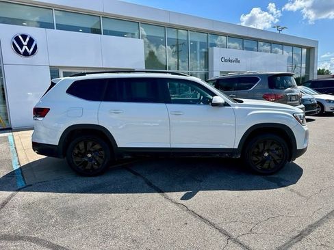 Used 2024 Volkswagen Atlas SE w/ Panoramic Sunroof Package FWD image 8