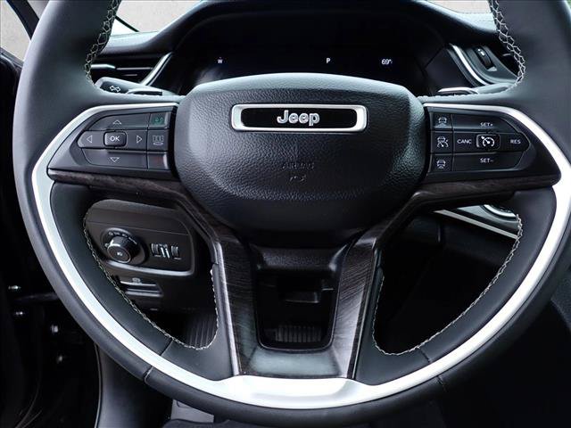 Used 2023 Jeep Grand Cherokee Limited w/ Black Appearance Package AWD/4WD image 17