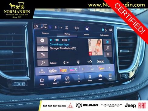Certified 2025 Chrysler Pacifica Limited FWD image 9
