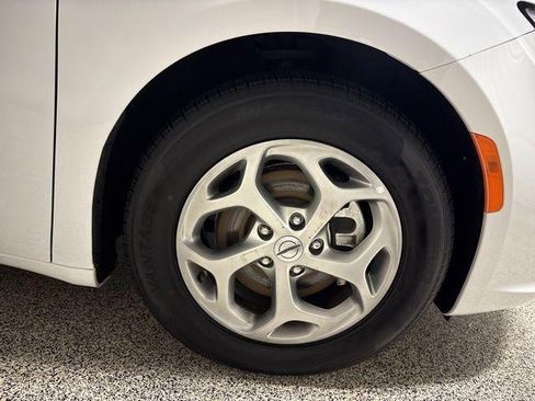 Used 2024 Chrysler Pacifica Limited image 31