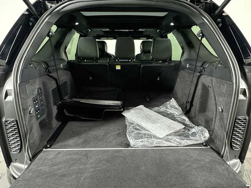 Used 2024 Land Rover Discovery Metropolitan Edition image 23