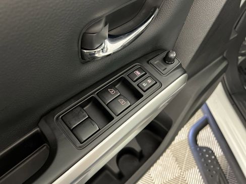 Used 2024 Nissan Titan SV w/ SV Convenience Package image 15