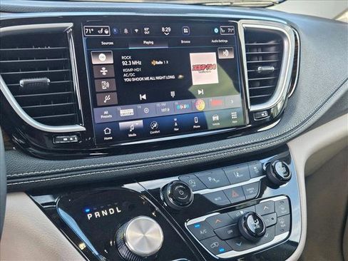 Used 2023 Chrysler Pacifica Limited FWD image 15