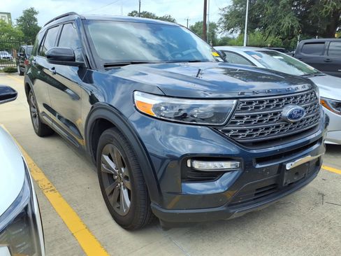 Used 2024 Ford Explorer XLT w/ Equipment Group 202A RWD image 2