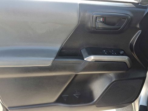 Certified 2020 Toyota Tacoma SR5 w/ SR5 Appearance Package (SM) image 15