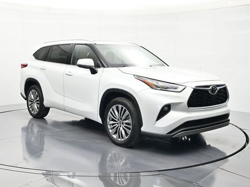 Used 2022 Toyota Highlander Platinum FWD image 3