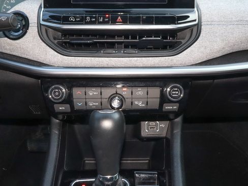 Used 2025 Jeep Compass Latitude AWD/4WD image 11