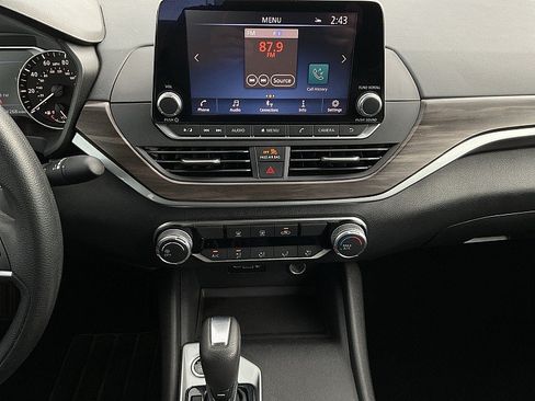 Used 2025 Nissan Altima 2.5 SV FWD image 13