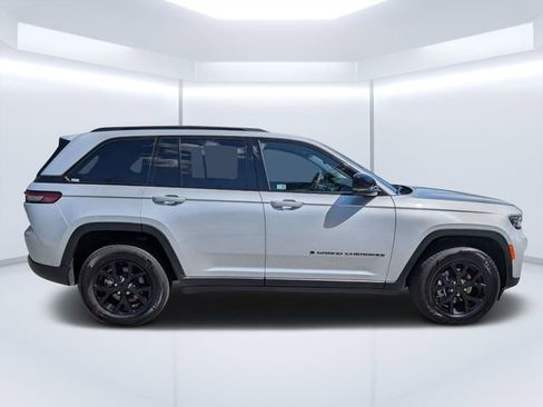 Used 2024 Jeep Grand Cherokee Altitude AWD/4WD image 2