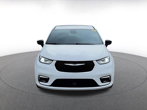 Used 2025 Chrysler Pacifica Select image 4