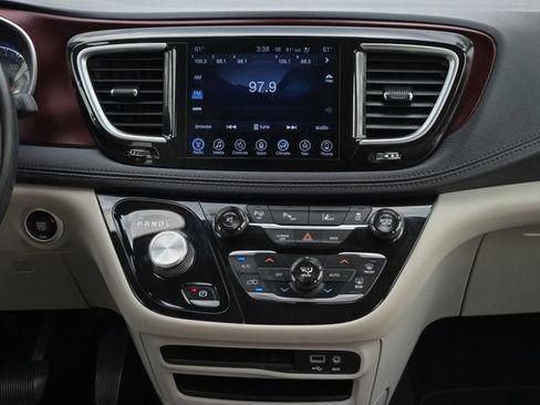 Used 2017 Chrysler Pacifica Limited w/ Advanced Safetytec Group FWD image 20