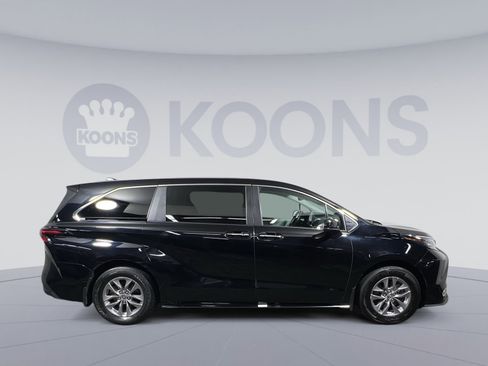 Used 2023 Toyota Sienna XLE image 7
