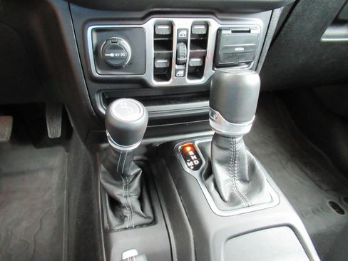 Used 2025 Jeep Gladiator Sport AWD/4WD image 28
