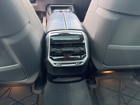 Used 2023 BMW 740i w/ Luxury Rear Seating Package image 13