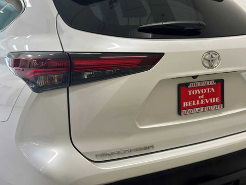 Certified 2024 Toyota Highlander XLE AWD/4WD image 7